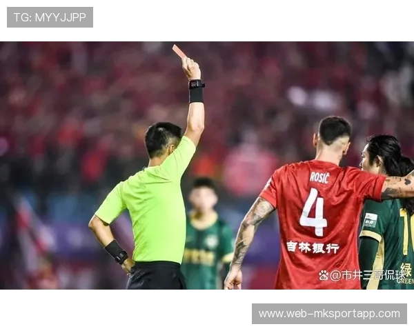 温情瞬间:南通队长失点落泪,马宁暖心安慰彰显体育人情味 温情瞬间:南通队长失点落泪,马宁暖心安慰彰显体育人情味